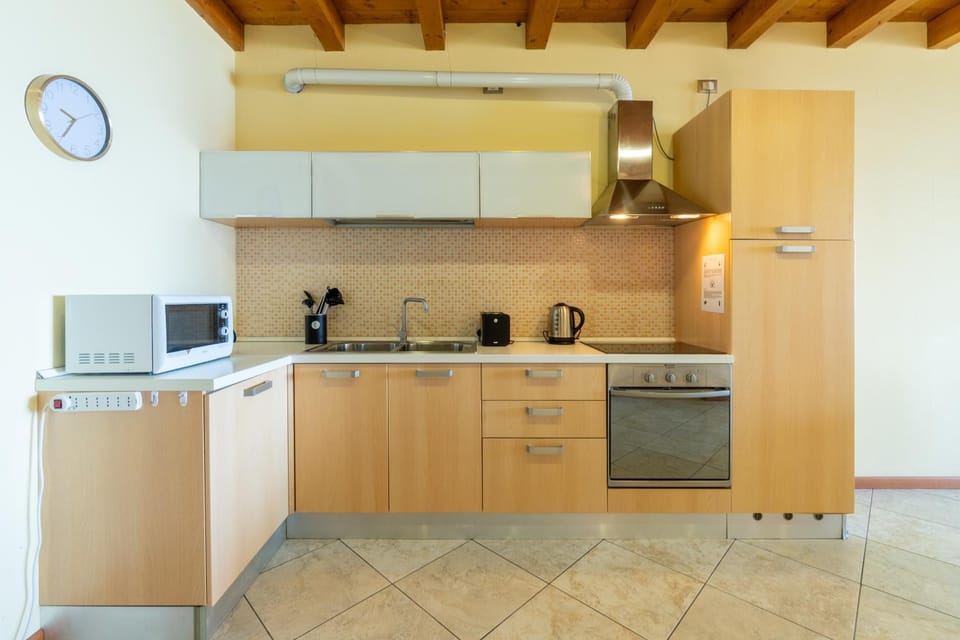 Kitchen or kitchenette, minibar, oven, stove, toaster