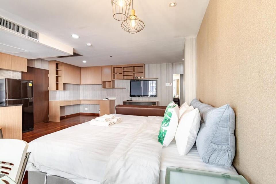 Large room with 2Beds BTS Chitlom Sukhumvit BKK Apartment in Bangkok