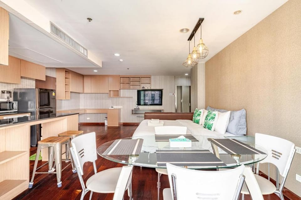 Large room with 2Beds BTS Chitlom Sukhumvit BKK Apartment in Bangkok