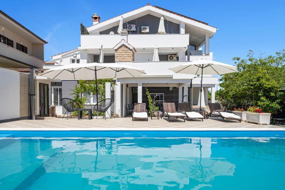 Pool view, Swimming pool, sunbed