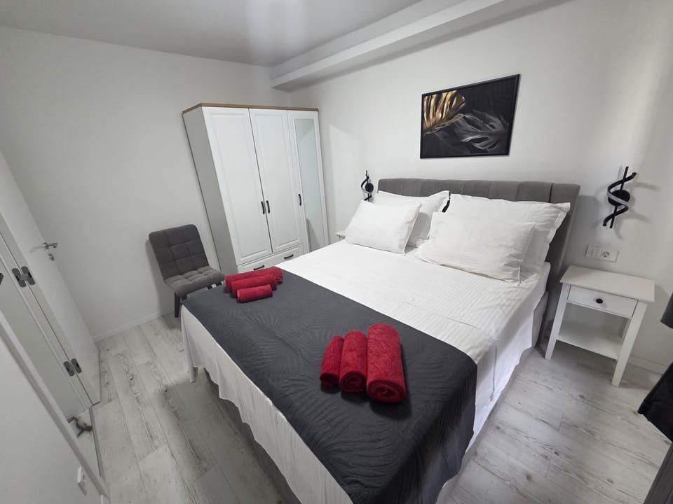 Bed, Bedroom, towels