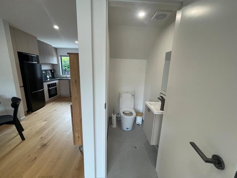 City Fringe Hideout - 2 Bed With Car Park Apartment in Christchurch
