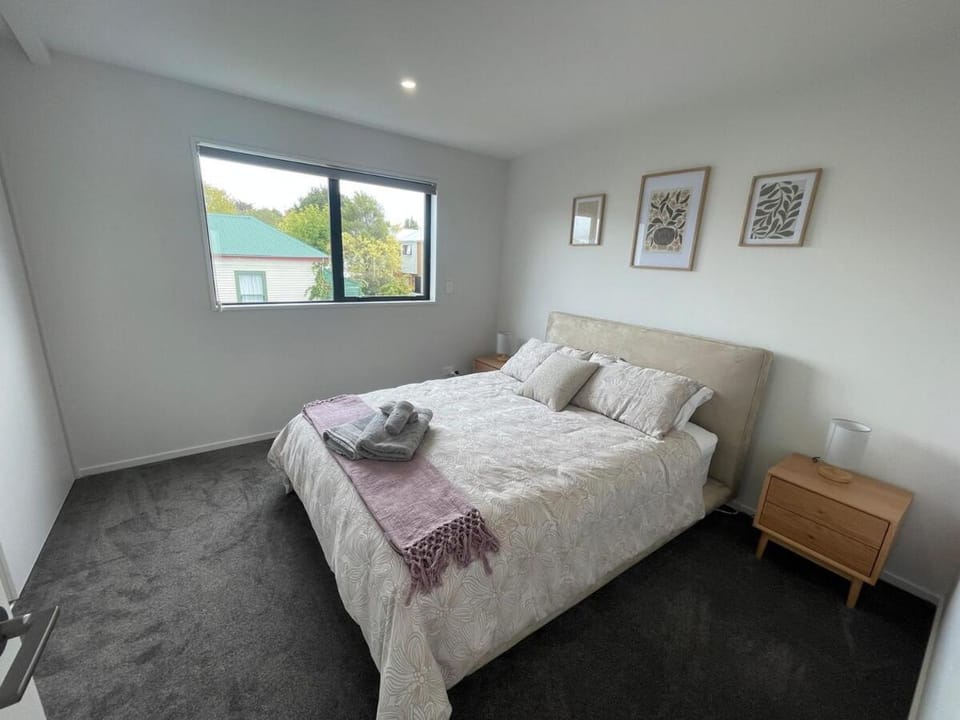 City Fringe Hideout - 2 Bed With Car Park Apartment in Christchurch