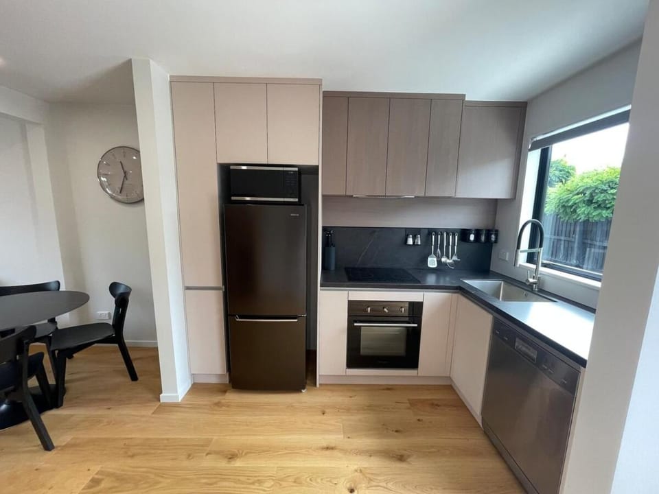 City Fringe Hideout - 2 Bed With Car Park Apartment in Christchurch