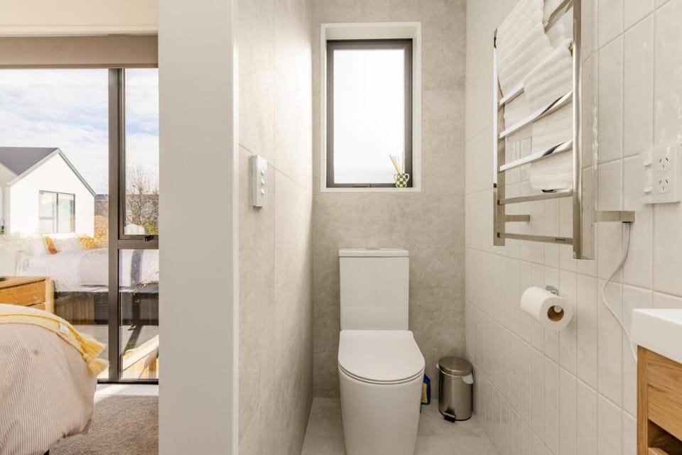 Brand New Luxury 3 Bed 3 Baths Family Getaway House in Christchurch
