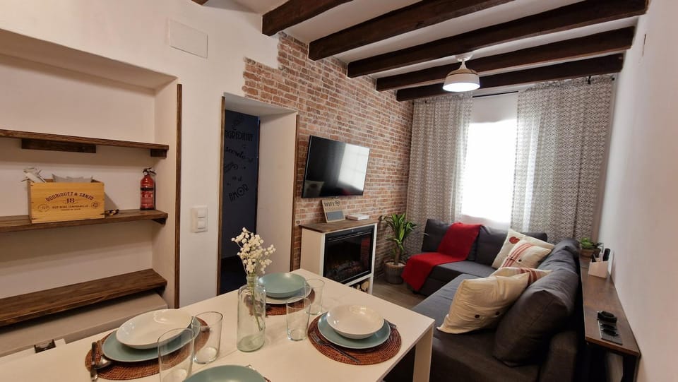 Communal lounge/ TV room, TV and multimedia, Living room, Seating area, Dining area, Evening entertainment, fireplace, internet