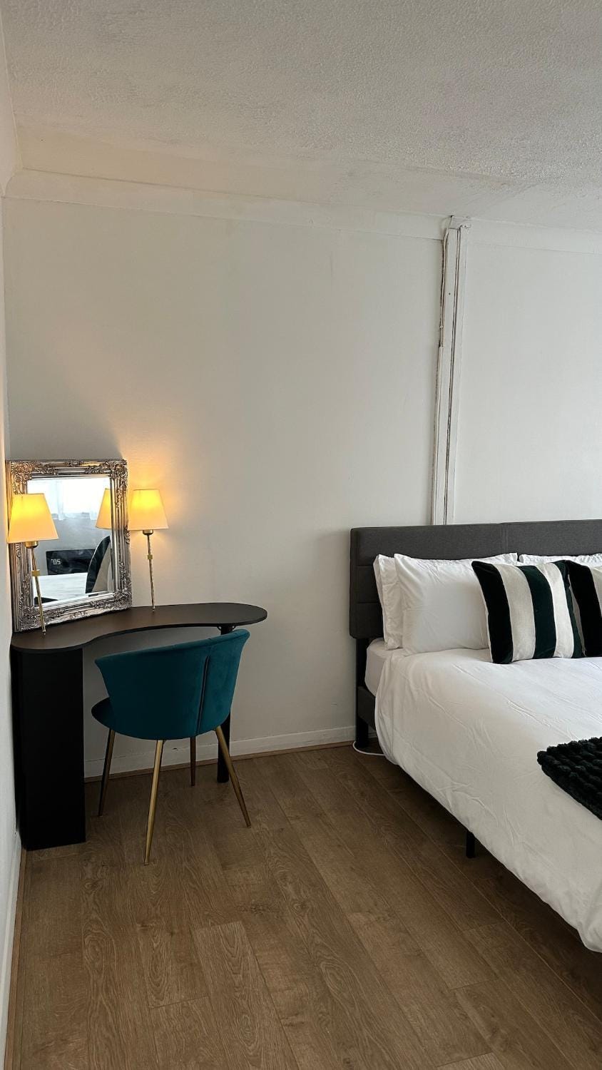 Bed, Seating area