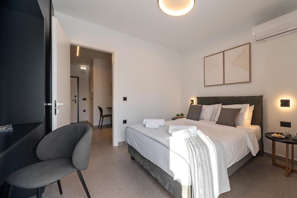 Bed, Living room, Photo of the whole room, Bedroom, towels