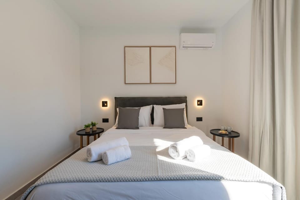 Photo of the whole room, air conditioner