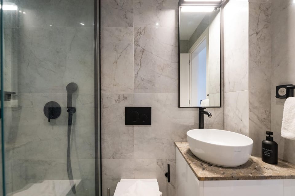 Shower, Toilet, Bathroom, towels