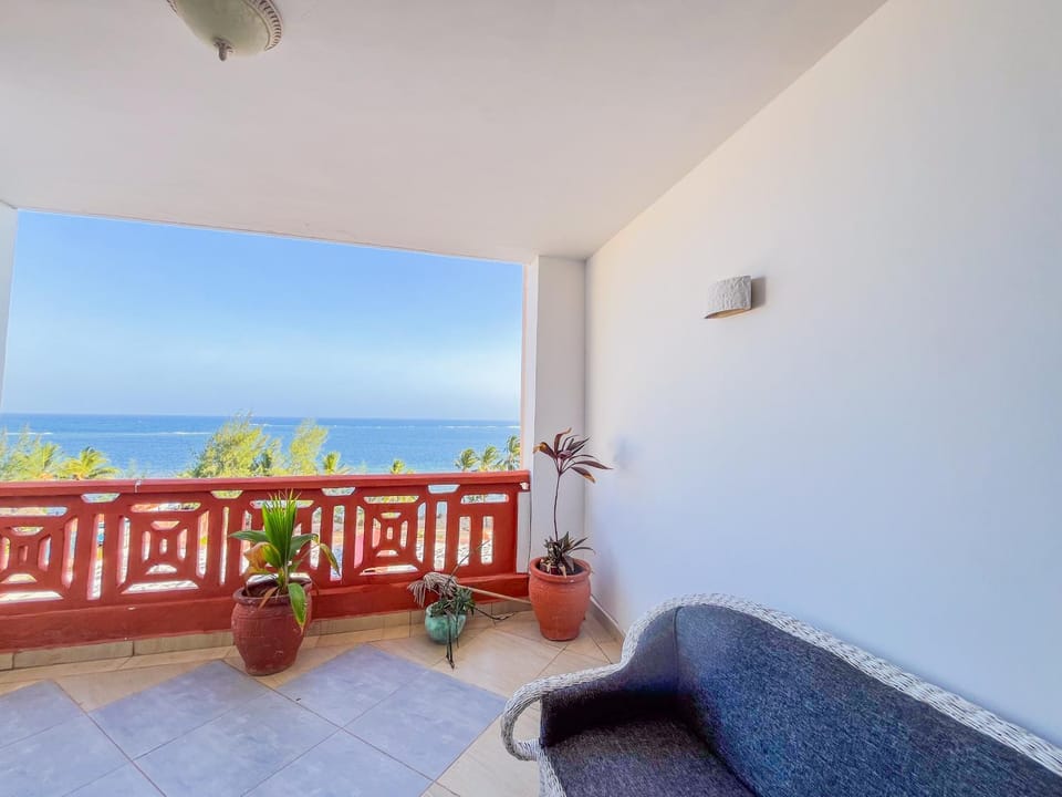 Natural landscape, View (from property/room), Balcony/Terrace, Living room, Seating area, Sea view