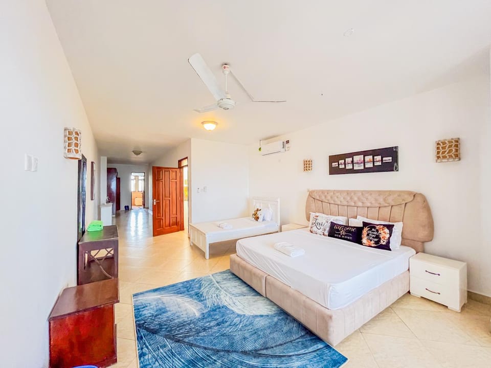 Bed, Living room, Photo of the whole room, Seating area, Bedroom, air conditioner
