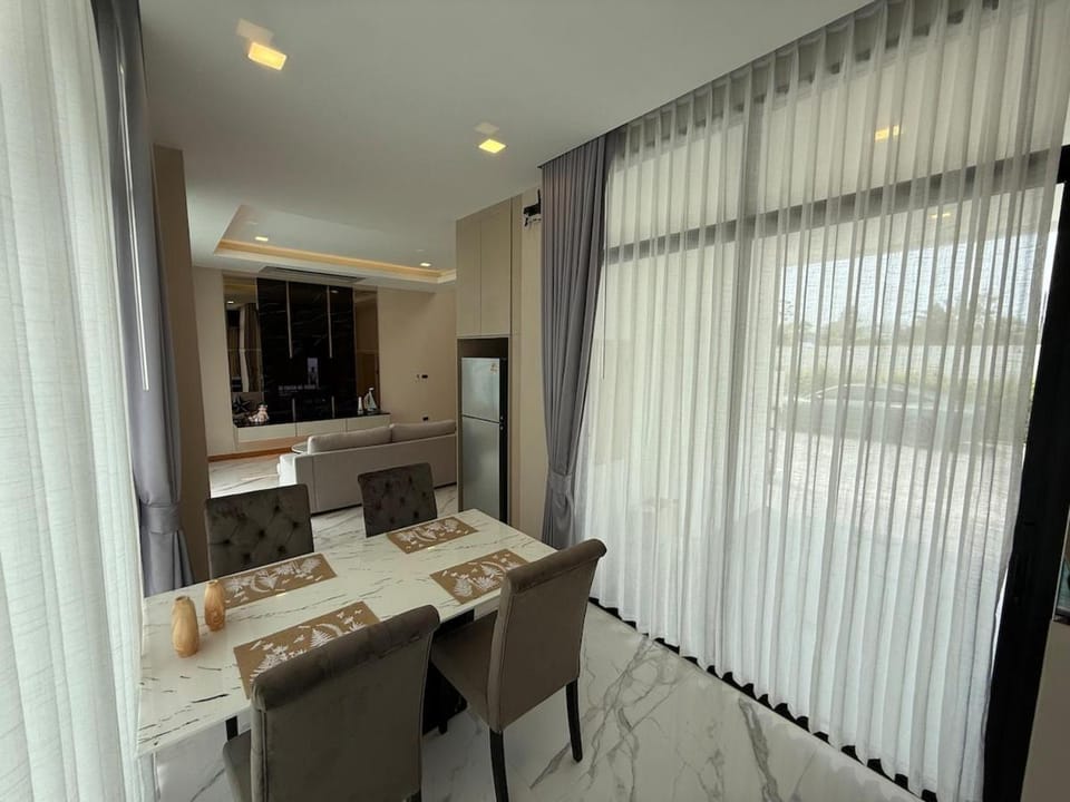 Unique Beach Style 3 Bedroom Villa with Mega Pool Villa in Pattaya City
