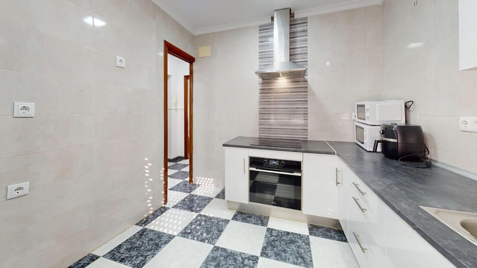 Kitchen or kitchenette, minibar, stove, toaster