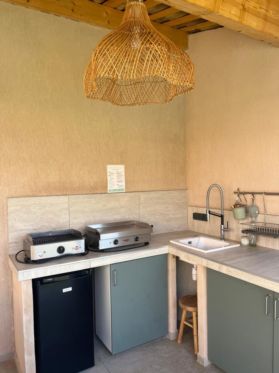 BBQ facilities, Kitchen or kitchenette, Dining area, Pool view