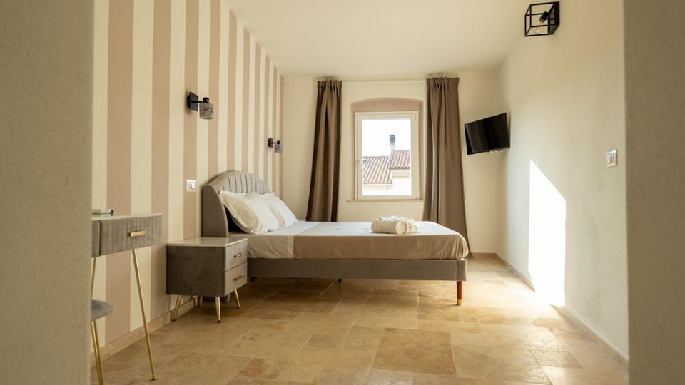 Bed, TV and multimedia, Photo of the whole room, Bedroom, towels