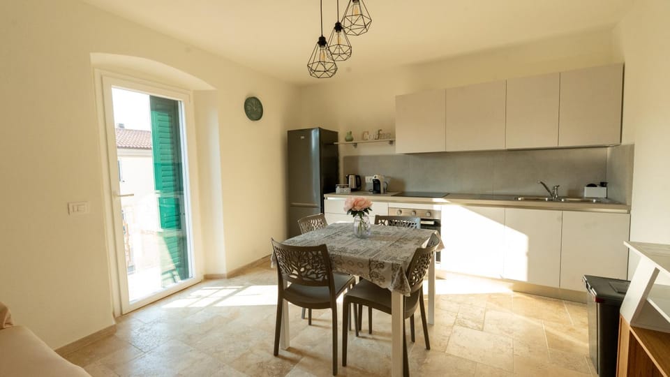 Kitchen or kitchenette, Dining area, oven