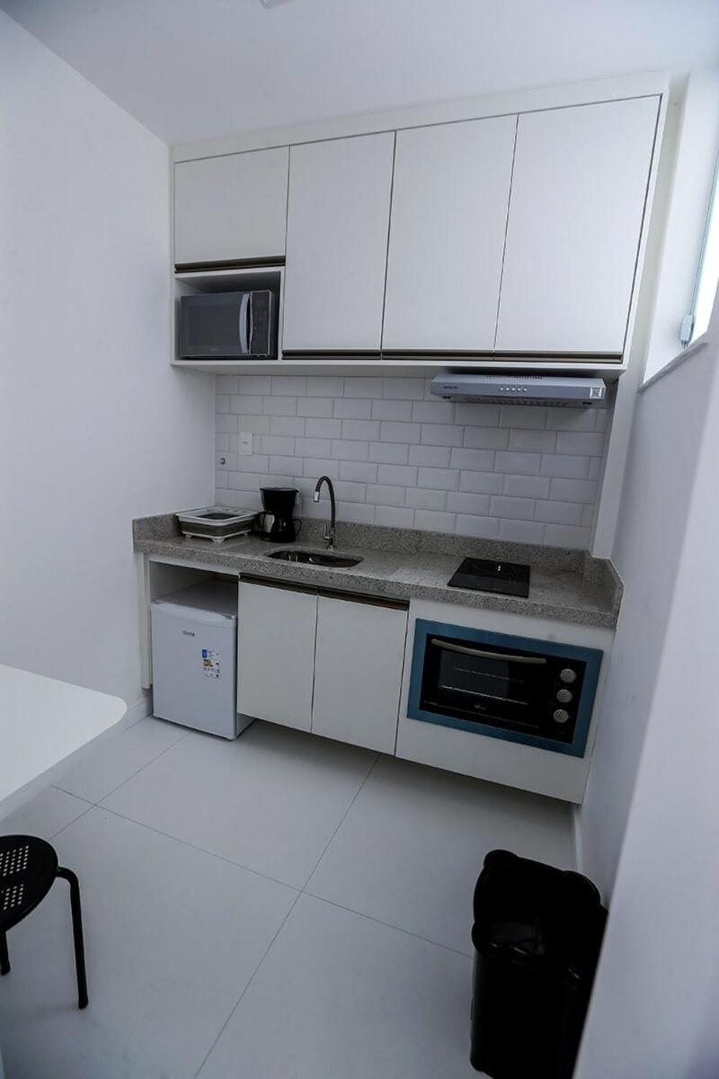 Kitchen or kitchenette, minibar, stove