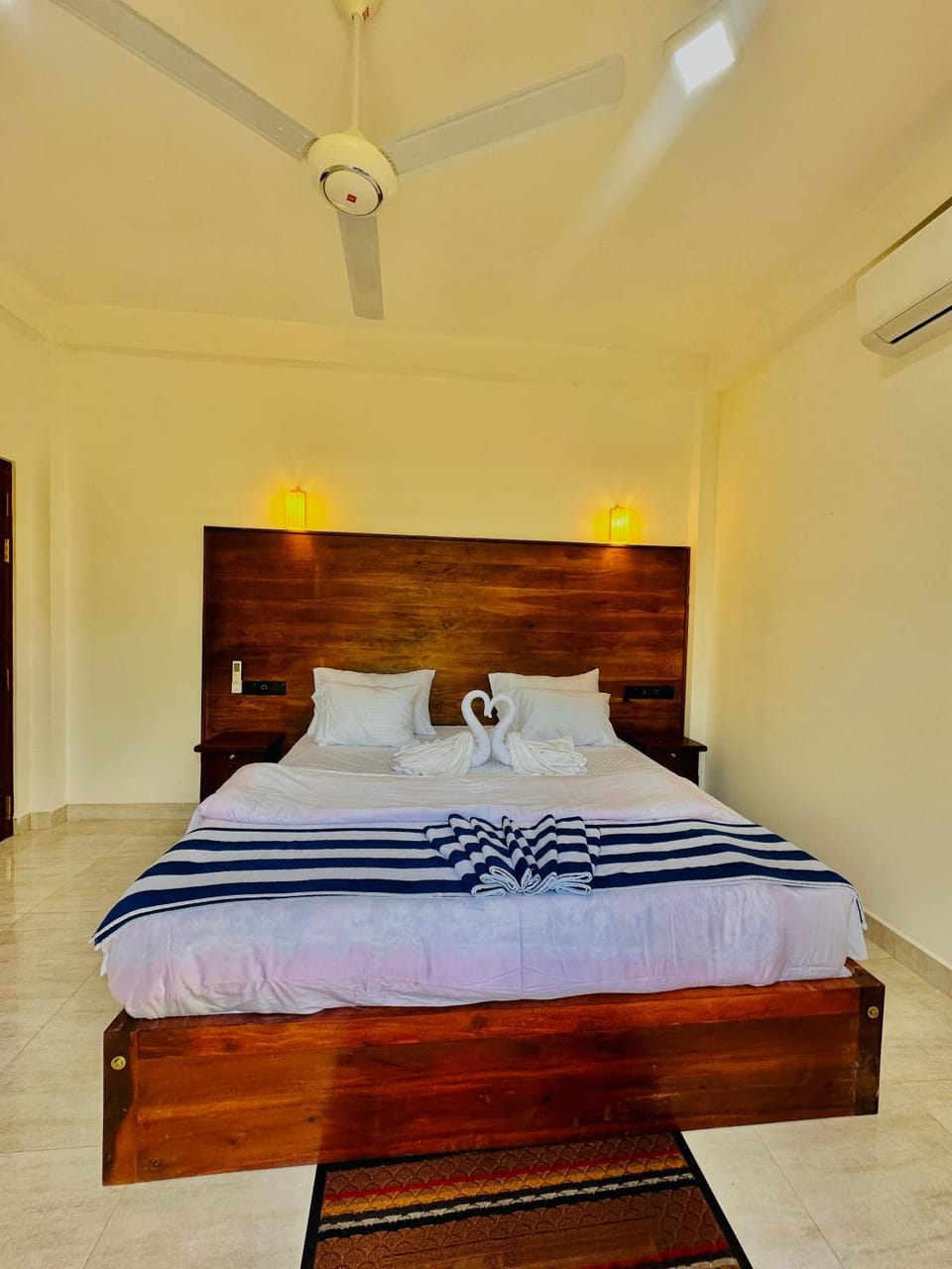 Bed, Photo of the whole room, Bedroom, air conditioner