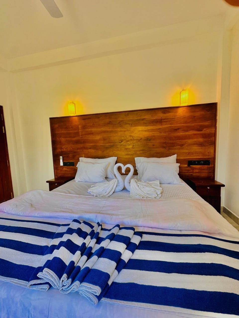 Bed, Photo of the whole room, Bedroom, towels