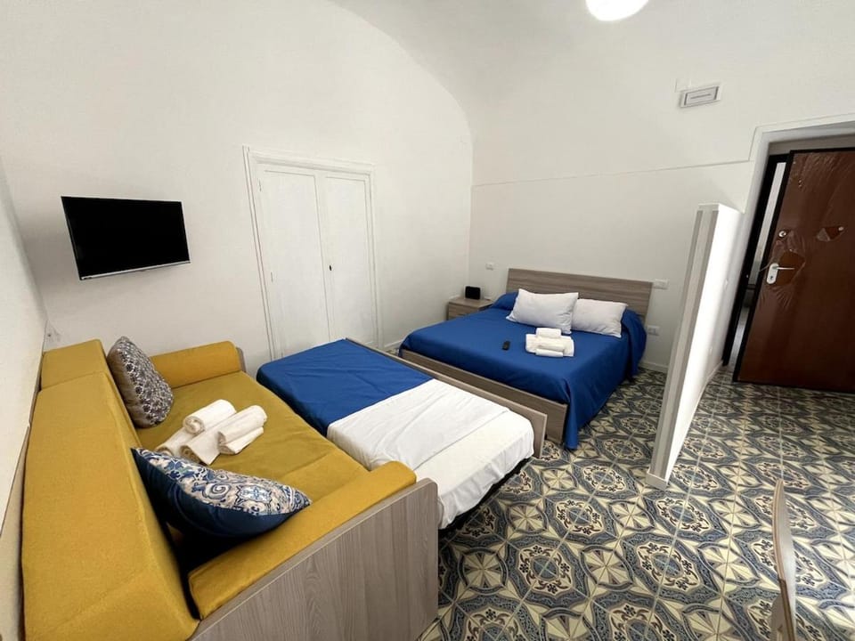 Bed, TV and multimedia, Living room, Photo of the whole room, Seating area, Bedroom