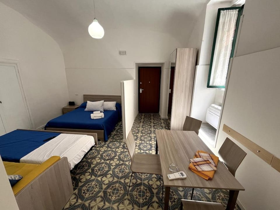 Bed, TV and multimedia, Living room, Photo of the whole room, Seating area, Bedroom