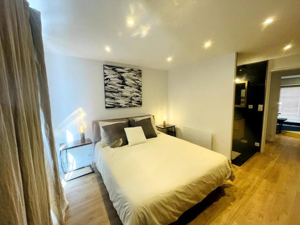 Bed, TV and multimedia, Photo of the whole room, Bedroom