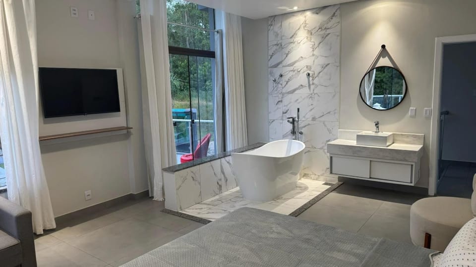 Bathroom, TV and multimedia, Photo of the whole room, Decorative detail, Bedroom, Garden view, Bath