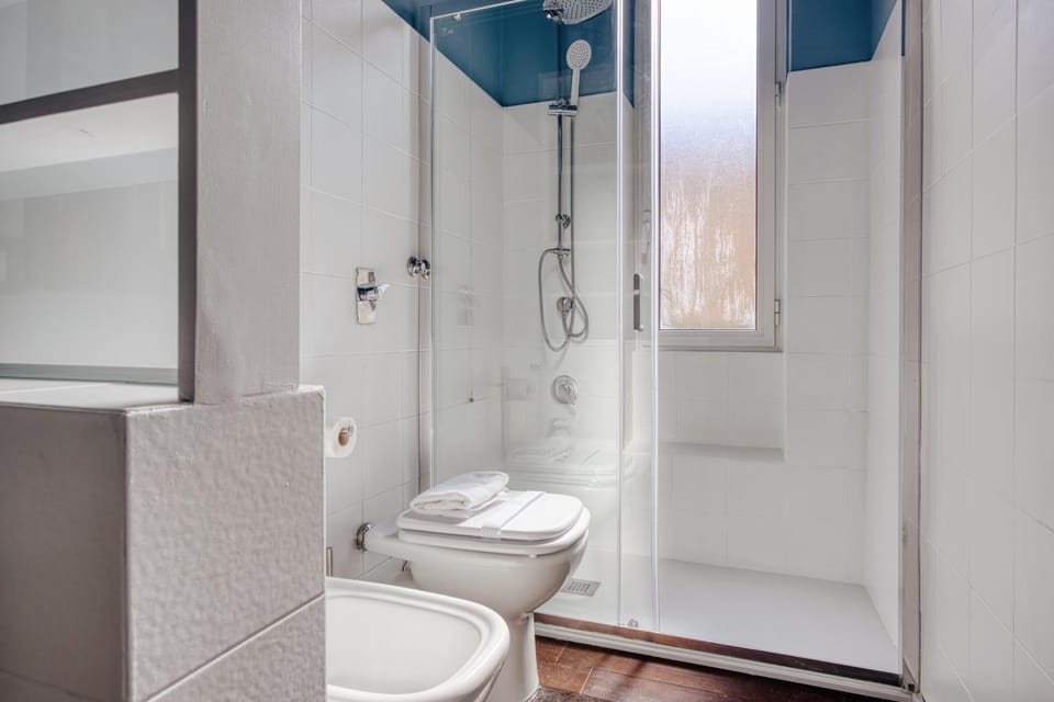 Shower, Toilet, Bathroom, bidet, towels