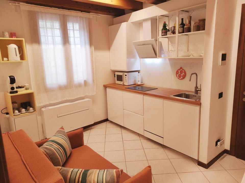 Coffee/tea facilities, Kitchen or kitchenette, Living room, dishwasher, microwave, stove, kitchen, air conditioner