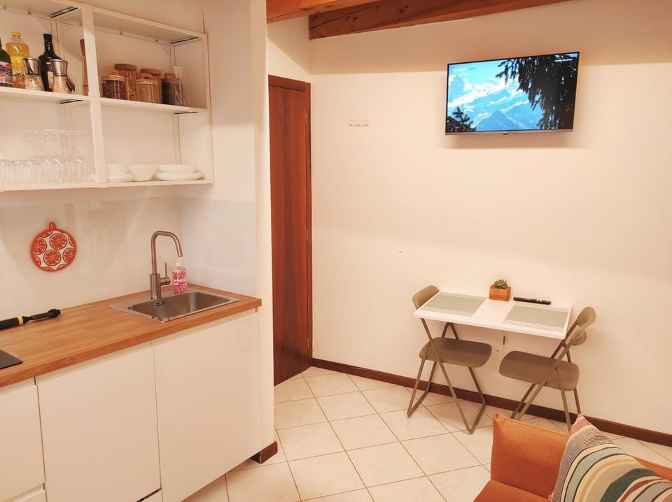 TV and multimedia, Kitchen or kitchenette, Dining area, kitchen