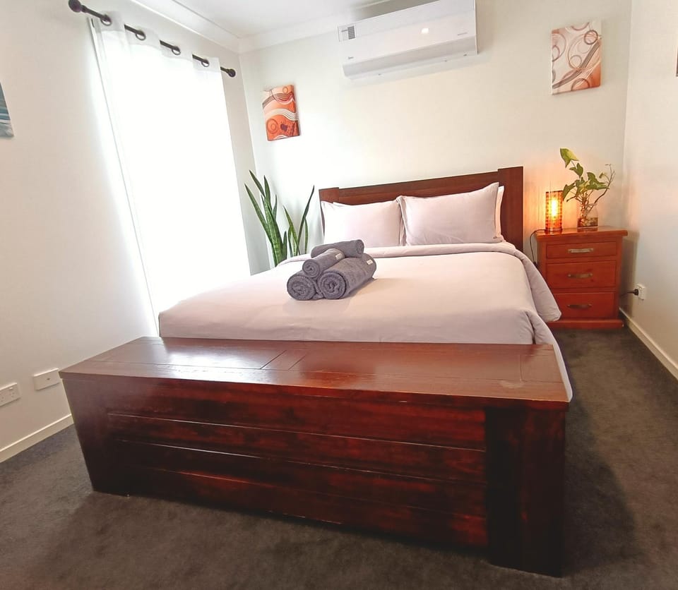 Bed, Bedroom, towels, air conditioner