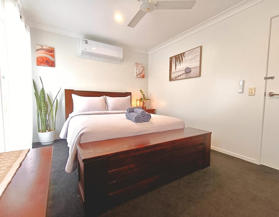 Bed, Bedroom, air conditioner
