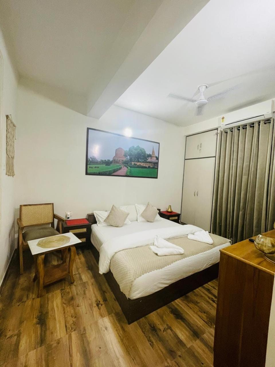 Bed, TV and multimedia, Photo of the whole room, Bedroom