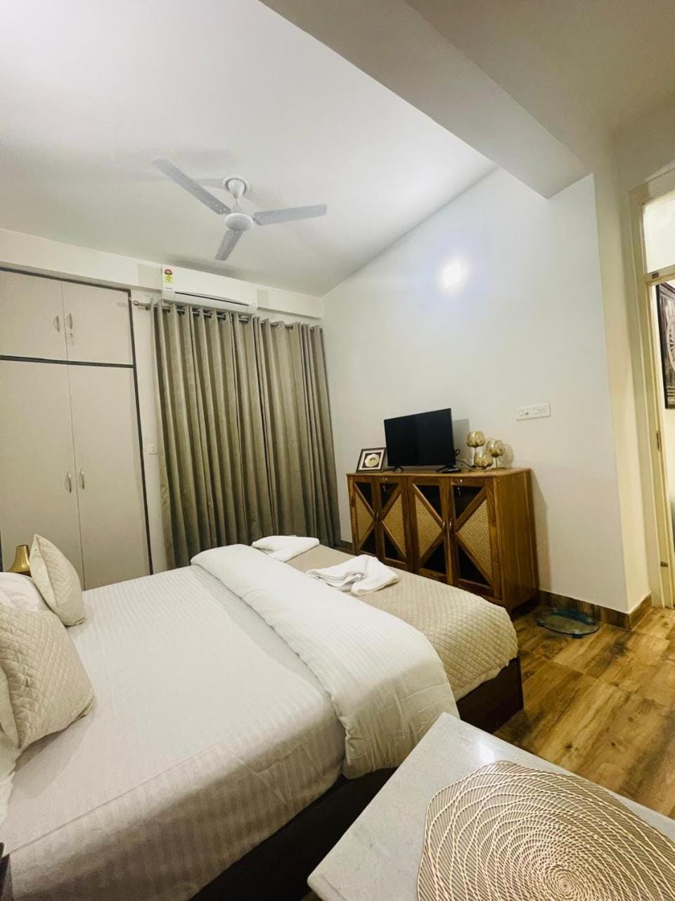 Bed, TV and multimedia, Photo of the whole room, Bedroom, air conditioner