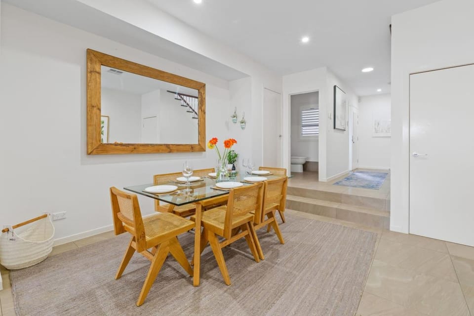 Abbey's Burleigh Haven 2 Min Walk to James Street House in Burleigh Heads