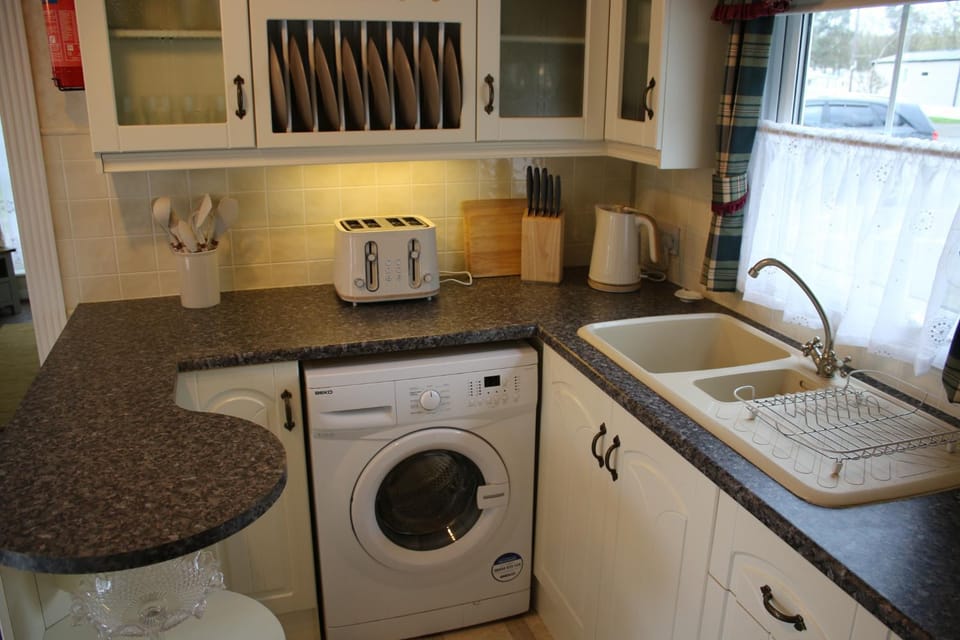 Kitchen or kitchenette, washing machine