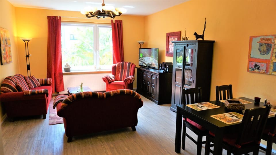 TV and multimedia, Living room, Seating area, Dining area