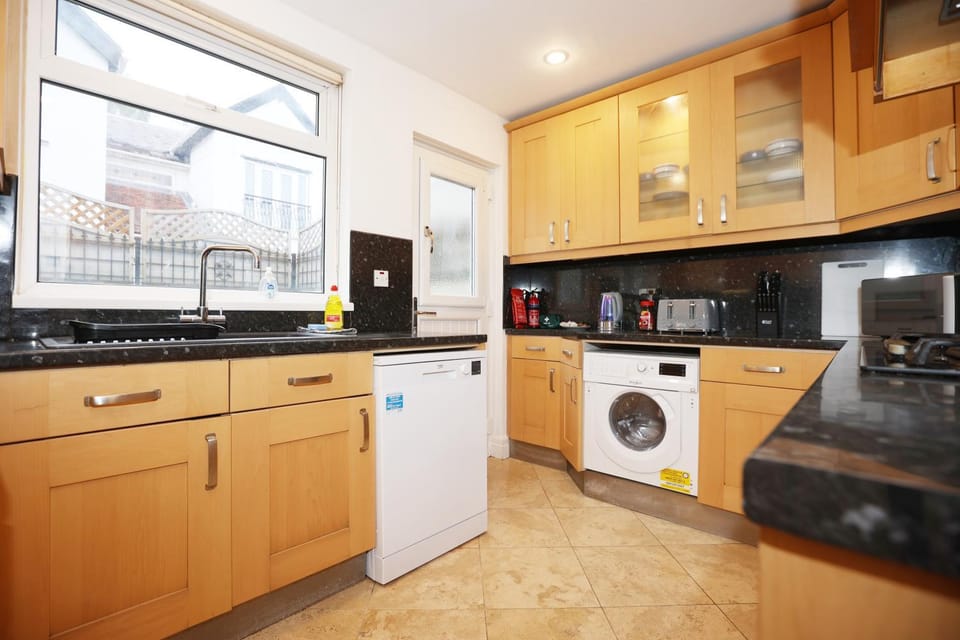 Coffee/tea facilities, Kitchen or kitchenette, dishwasher, oven, stove, toaster, washing machine