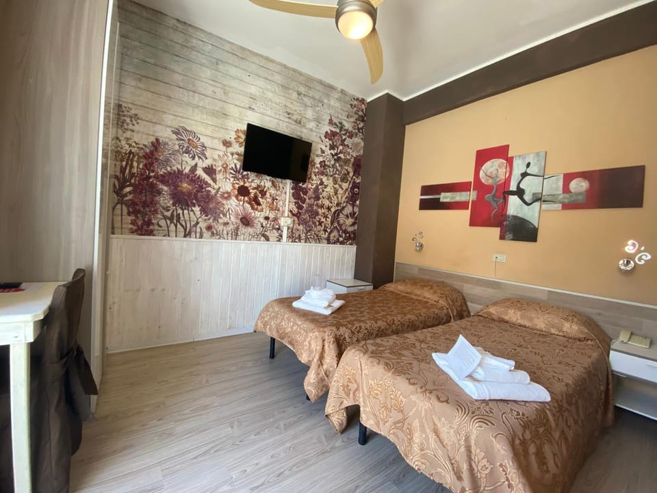 Bed, TV and multimedia, Bedroom