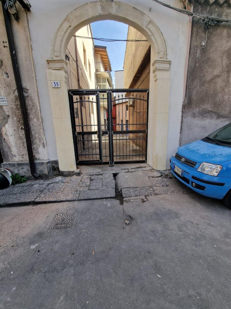 House in the castle VIA GRAMIGNANI N 35 CATANIA House in Catania