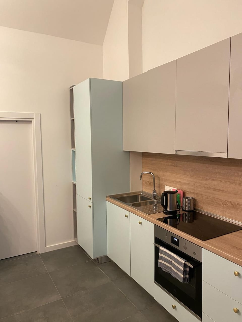Kitchen or kitchenette, dishwasher, stove