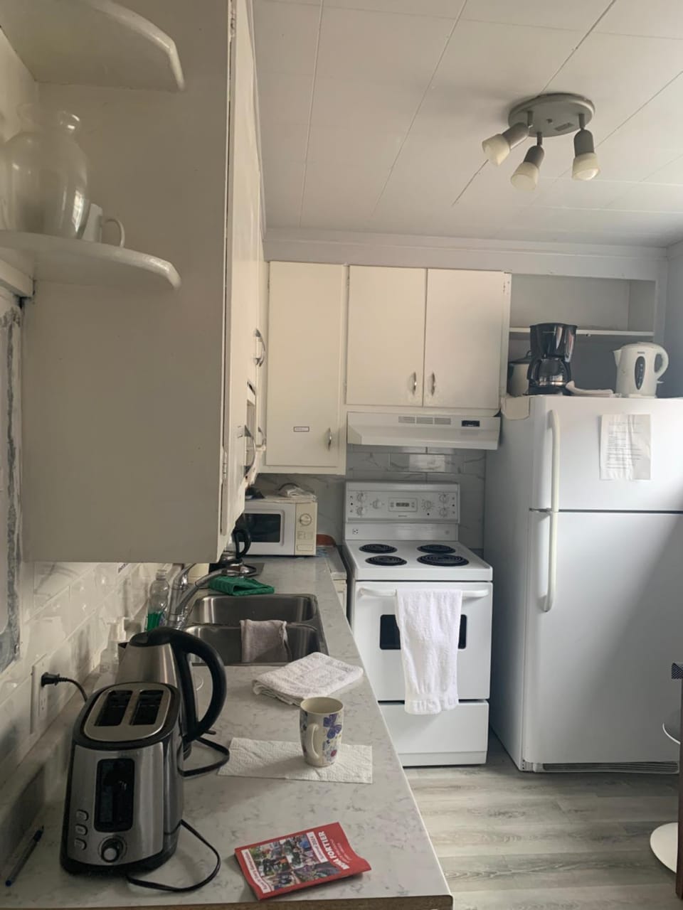 Coffee/tea facilities, Kitchen or kitchenette, oven, stove, toaster