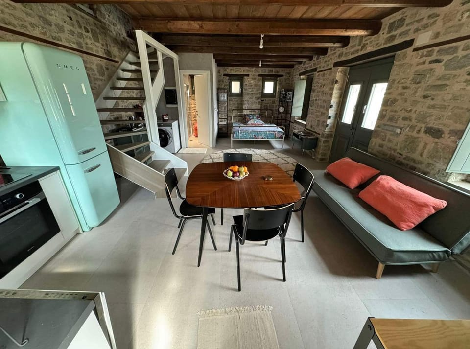 Kitchen or kitchenette, Seating area, flat iron, washing machine
