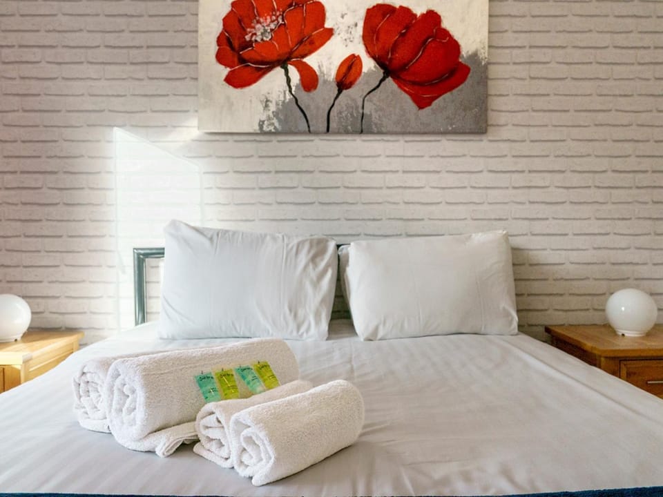 Bed, Other, Photo of the whole room, Decorative detail, Bedroom, towels