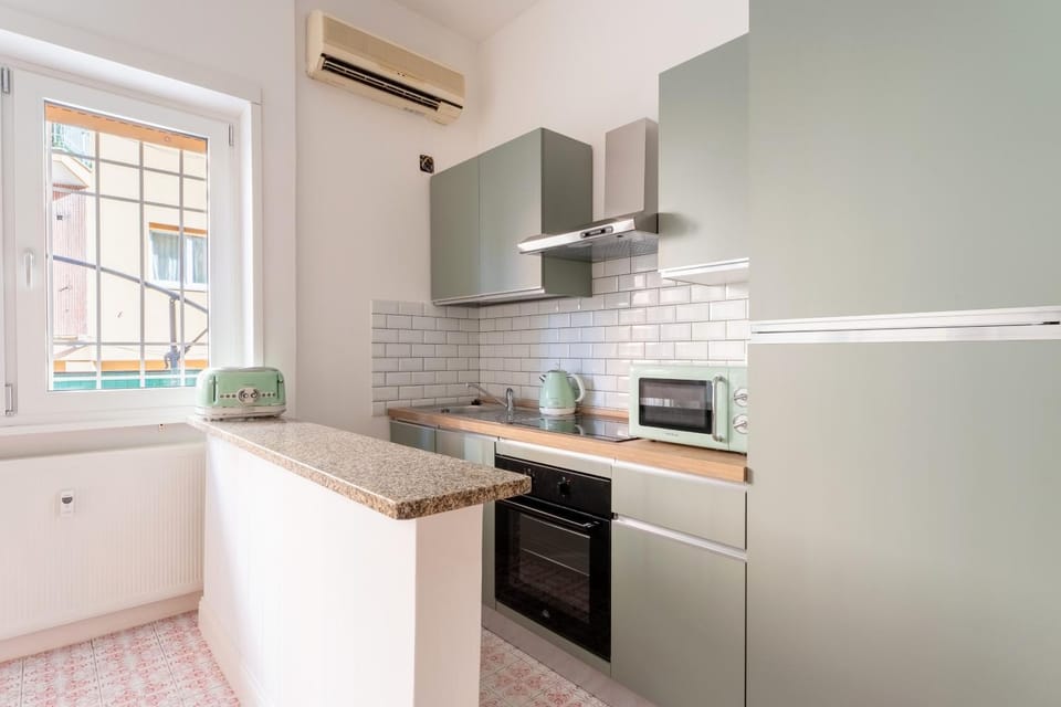 Kitchen or kitchenette, dishwasher, minibar, oven, stove, toaster