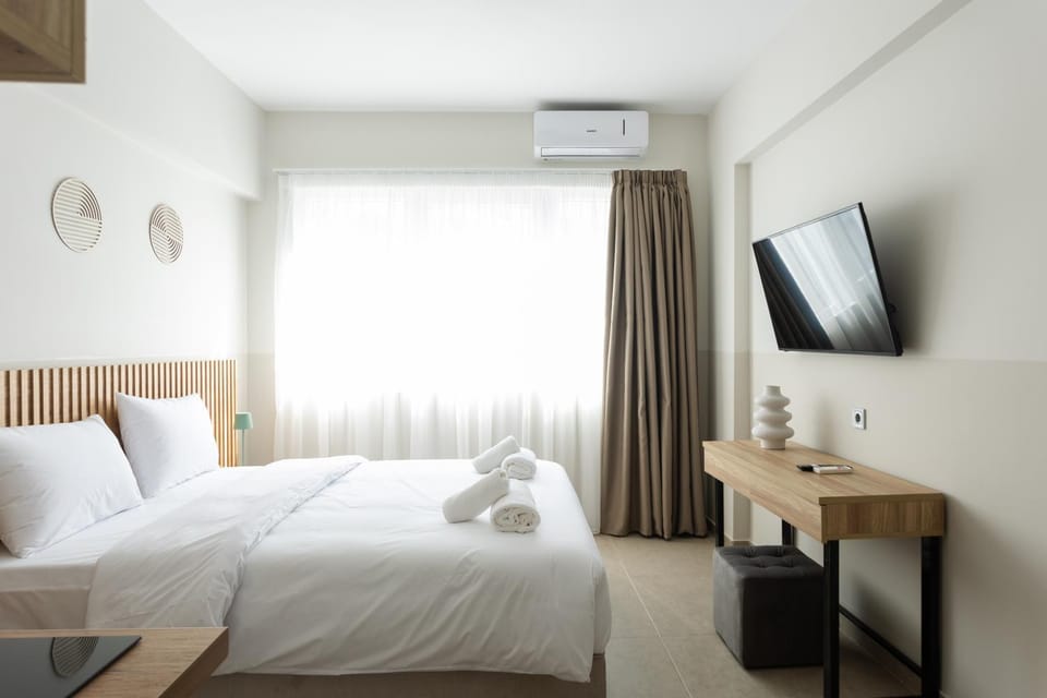 Bed, TV and multimedia, Bedroom, towels, air conditioner