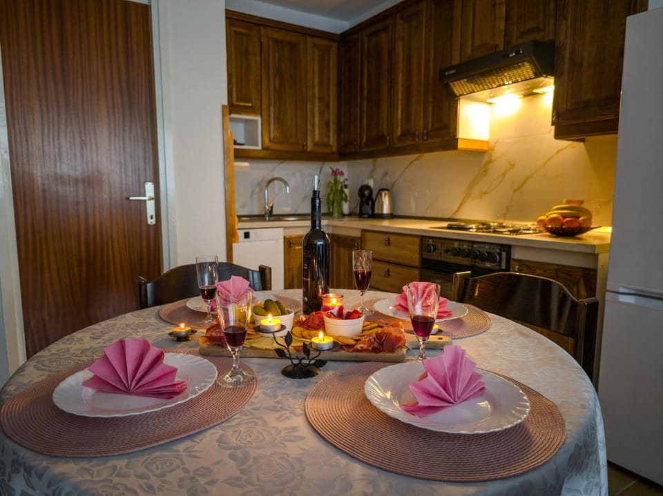 Kitchen or kitchenette, Dining area, microwave, oven, stove