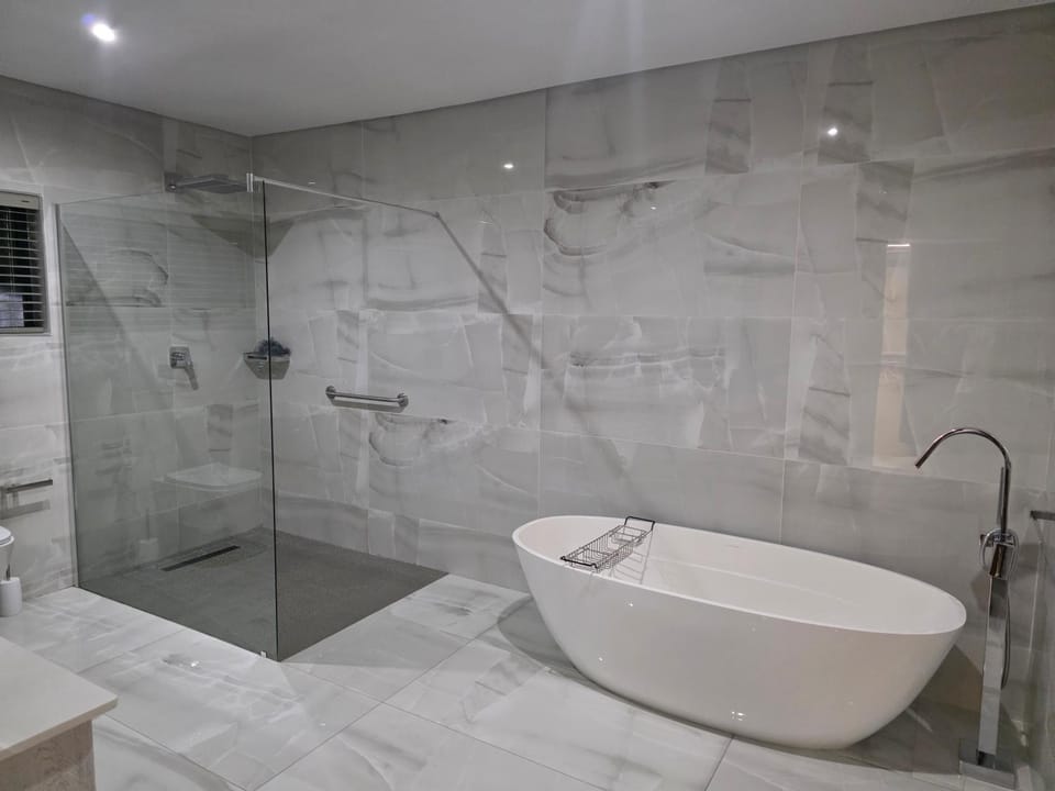 Shower, Toilet, Bathroom, Bath