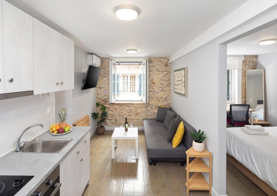 TV and multimedia, Kitchen or kitchenette, Living room, Dining area, oven, stove